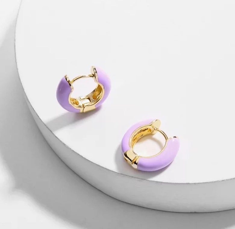 The Lucia Huggie Hoop Earrings - lilac