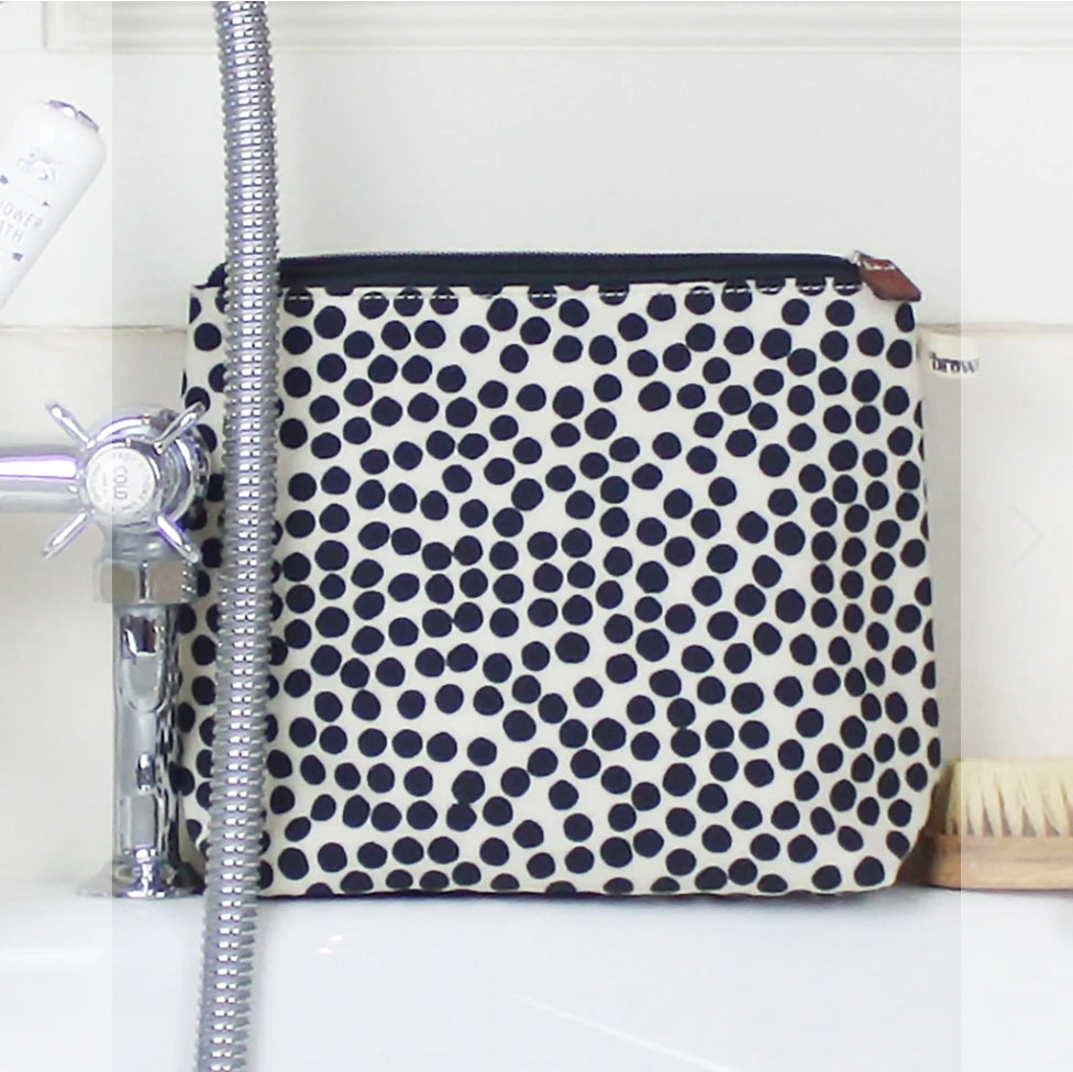 Brownstone Tall Black/White Spot Washbag